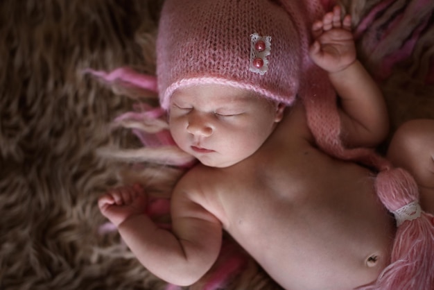 Mignon Dormeur Nouveau-né Fille En Bonnet Rose Sur Laine