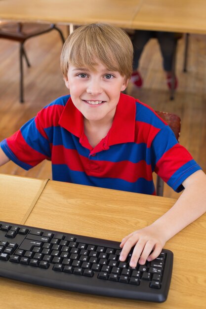 Mignon élève en cours d&#39;informatique