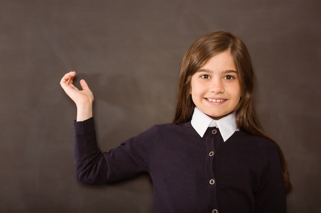 Mignon élève souriant à la caméra