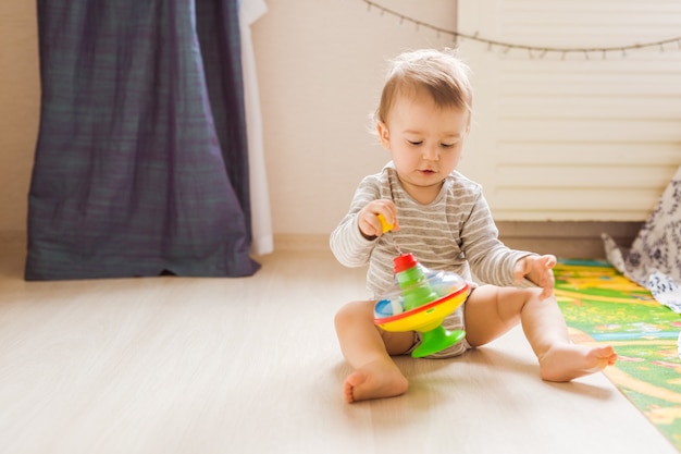 Mignon enfant garçon enfant jouant avec un jouet à l'intérieur