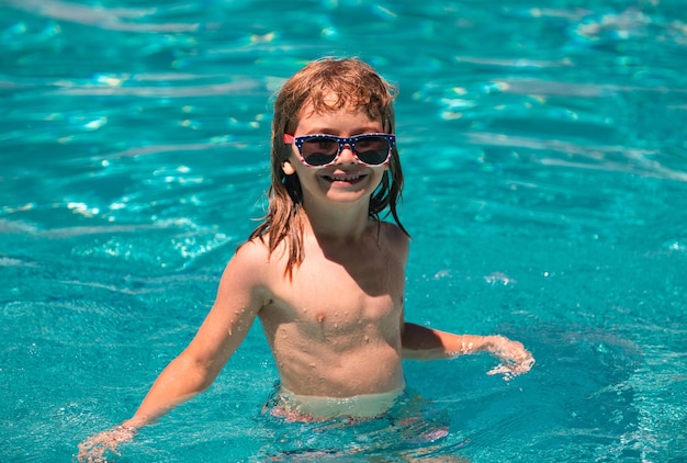 Mignon enfant garçon nager dans la piscine fond d'eau d'été avec copie espace enfants drôles font face à l'été