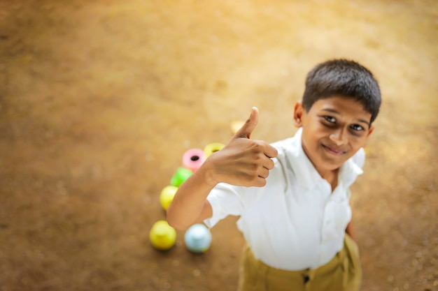 Mignon enfant indien jouant dans la campagne