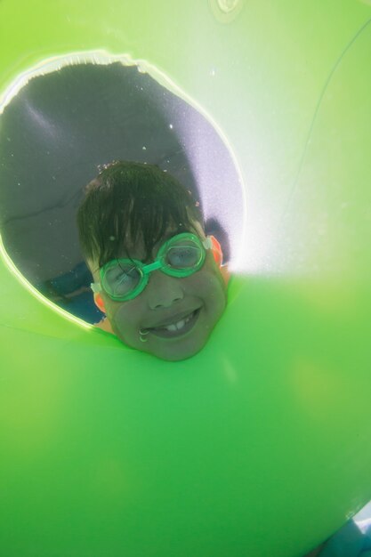 Mignon enfant posant sous l&#39;eau dans la piscine