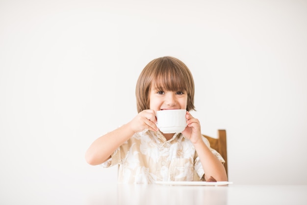 Mignon enfant sur la table à la maison