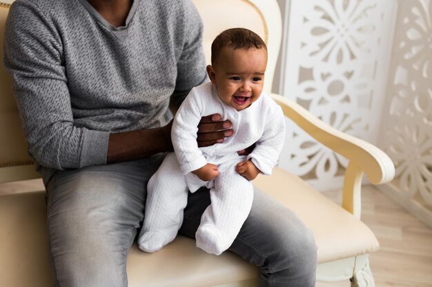 Photo un mignon garçon avec un bébé.