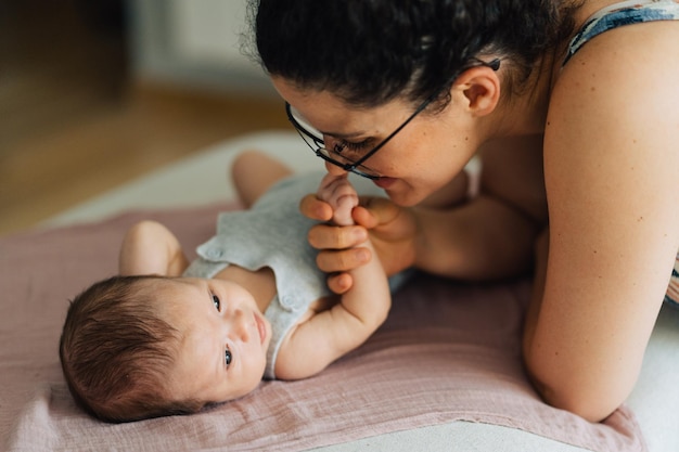 Un mignon garçon avec un bébé .