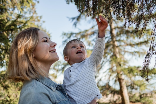 Mignon garçon caucasien et mère heureuse ensemble sur la côte