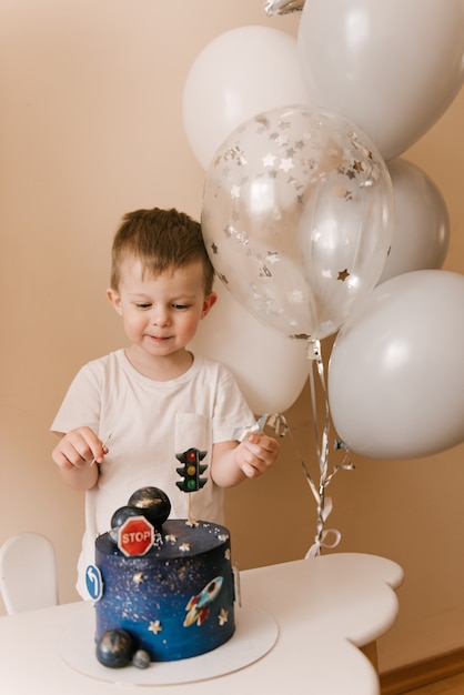 Mignon garçon heureux à son anniversaire avec un gâteau