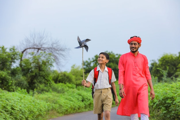 Mignon garçon indien jouant avec un moulinet avec son père