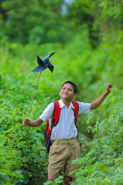 Mignon garçon indien avec un moulinet dans la nature