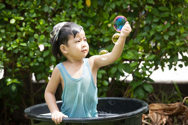 Mignon garçon jouant avec des bulles