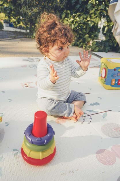 Un mignon garçon qui joue avec un jouet.