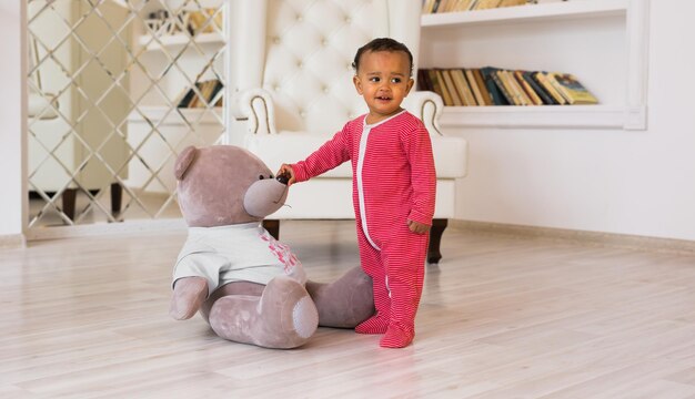 Un mignon garçon qui joue avec des jouets à la maison.