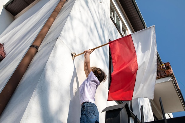 Le mignon garçon tenant le drapeau de la Pologne Jour du drapeau polonais Jour de l'indépendance