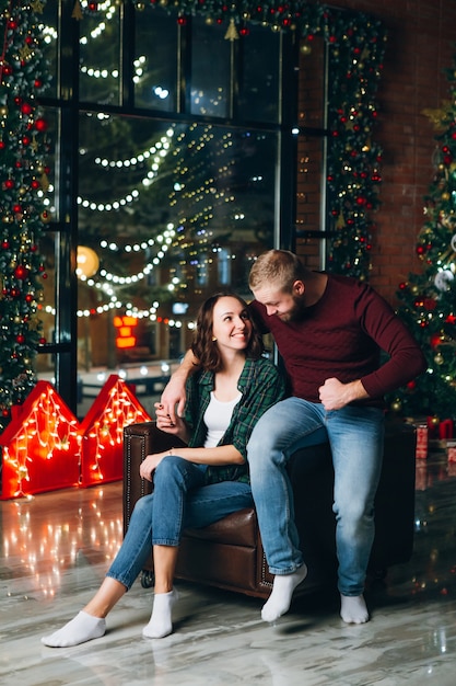 Mignon jeune mari et femme de la famille à l'arbre de Noël