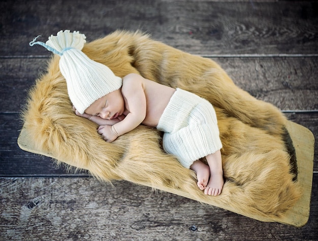 Photo un mignon nouveau-né qui dort sur la couverture douce.