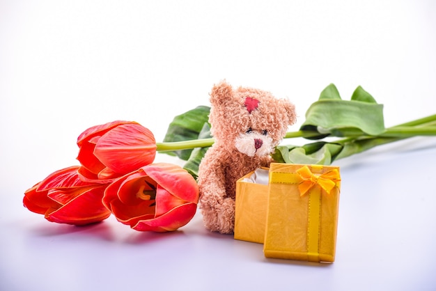 mignon ours en peluche brun, bouquet de tulipes rouges, coffret cadeau, pour la Saint-Valentin, anniversaire, gros plan