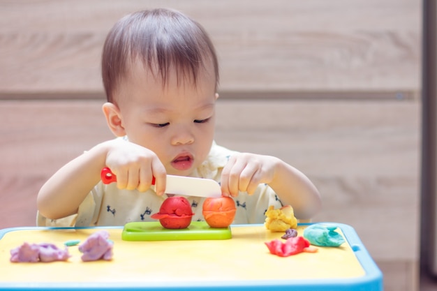 Mignon Petit Bébé Asiatique De 18 Mois Enfant Bébé Garçon S'amusant à Jouer à La Pâte à Modeler