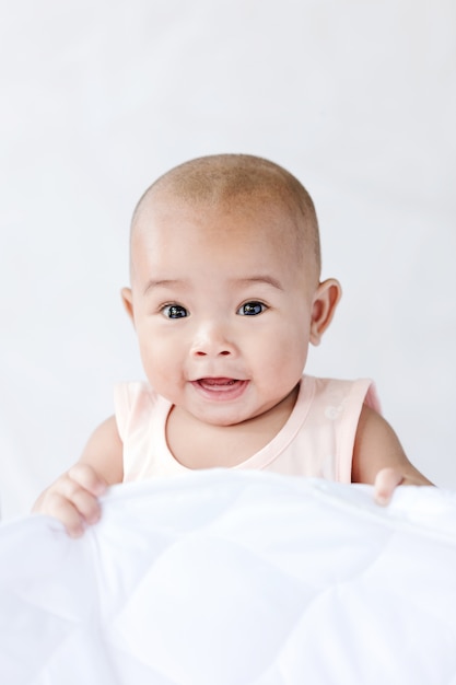 Mignon petit bébé asiatique assis et jouer avec bonheur sélectionner focus faible profondeur de champ