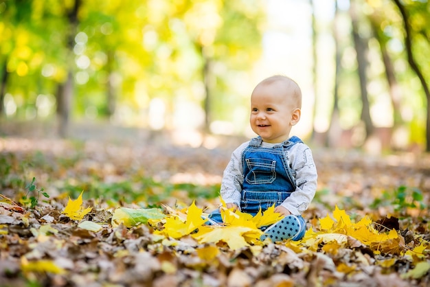 Photo mignon petit bébé, assis dans le parc