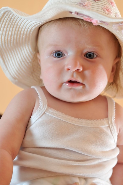 Mignon petit bébé closeup portrait