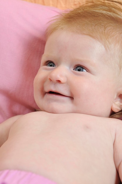 Mignon petit bébé closeup portrait