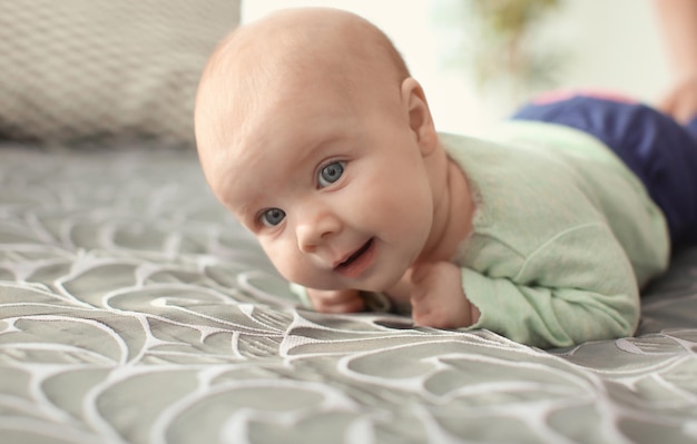 Mignon petit bébé couché sur le lit