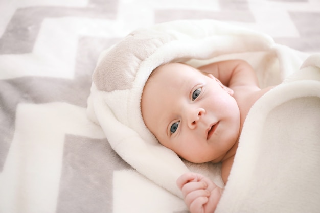 Mignon petit bébé couché sur le lit