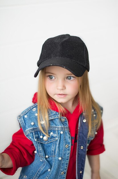 mignon petit bébé dans un bonnet noir sur fond blanc