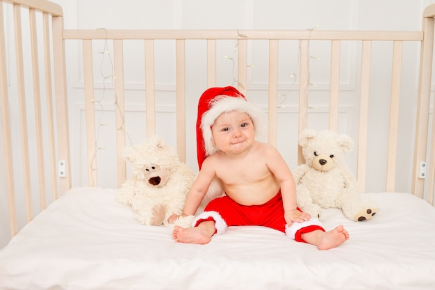 Mignon petit bébé dans un costume de père Noël