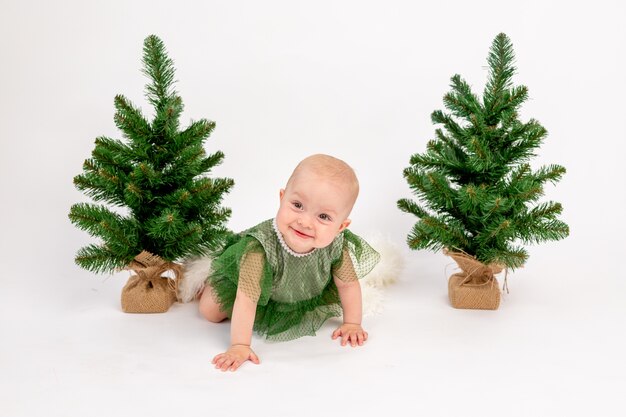 Mignon petit bébé avec des décorations de Noël