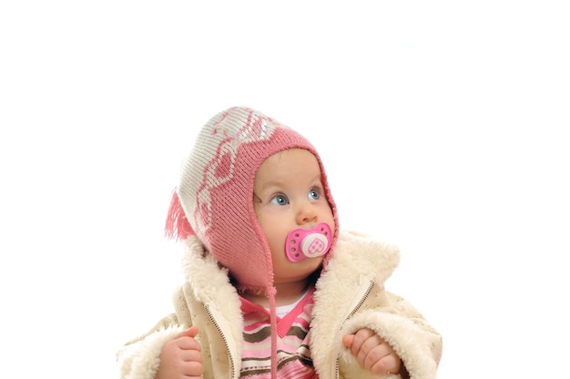 mignon petit bébé heureux avec chapeau d'hiver et manteau isolé sur blanc