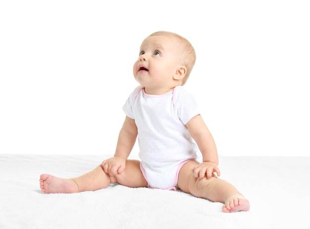 Mignon petit bébé isolé sur une surface blanche