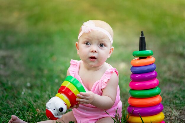 Mignon petit bébé jouant dans l'herbe