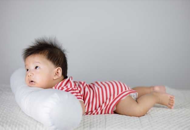 Mignon petit bébé sur le lit