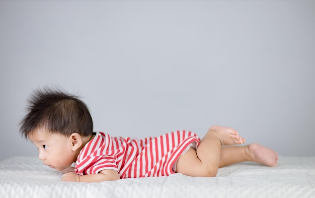 Mignon petit bébé sur le lit