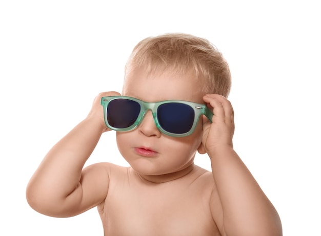 Mignon petit bébé portant des lunettes de soleil, isolé sur blanc