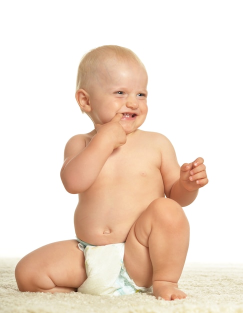 Mignon Petit Bébé Rampant Dans La Couche Sur Fond Blanc