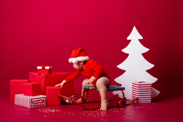 Mignon petit bébé sur un traîneau à Noël