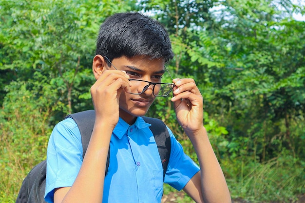 Mignon petit écolier asiatique indien portant des lunettes