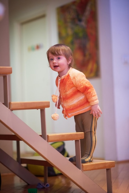 mignon petit enfant bébé fille jouant avec des jouets à la maison