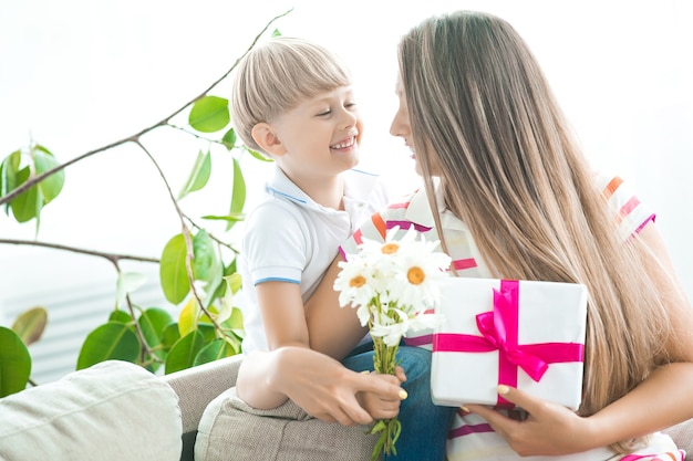 Mignon petit enfant félicite sa mère avec la fête des mères