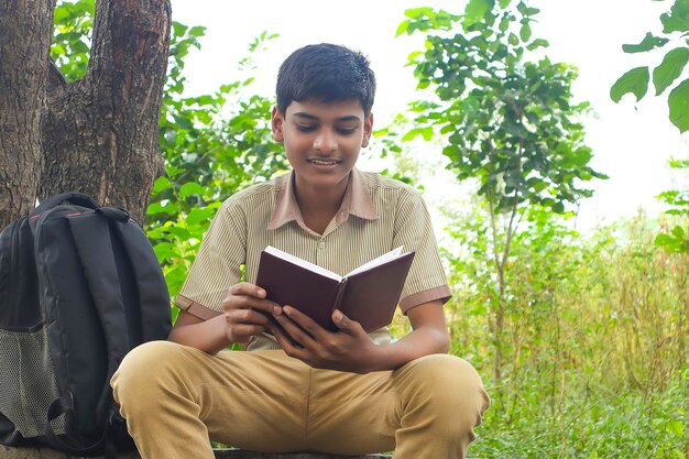 Mignon petit enfant indien étudiant dans le domaine de l'agriculture