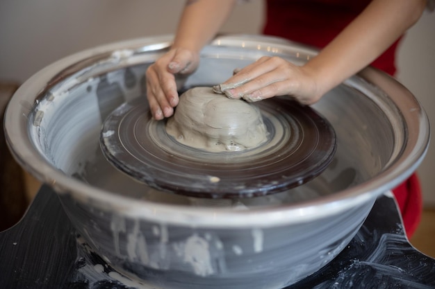 Mignon Petit Enfant Jouant Avec De La Pâte à Modeler Dans Un Atelier De  Poterie, Artisanat Et Art De L'argile, Activités Créatives Pour Enfants,  éducation Aux Arts