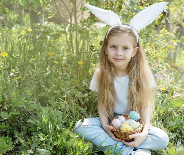 Mignon petit enfant portant des oreilles de lapin le jour de pâques