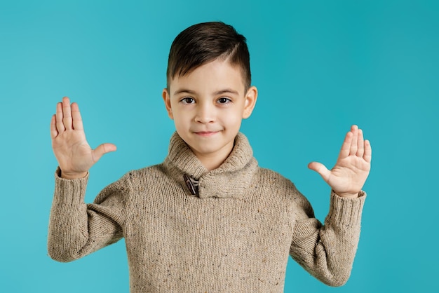 Mignon petit enfant souriant regardant la caméra