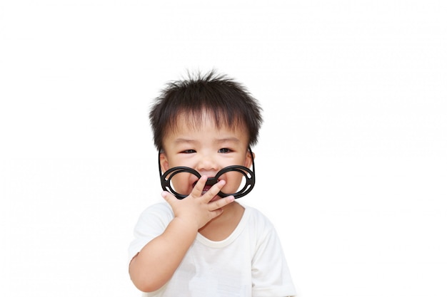 Mignon petit enfant avec verre sourire