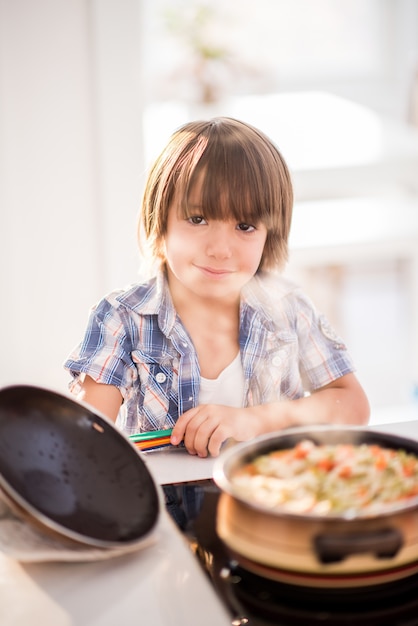 Mignon petit garçon adorable dans la cuisine