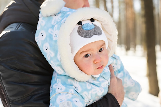 Mignon petit garçon au fond de l'hiver