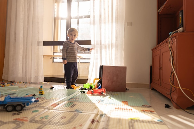 Mignon petit garçon blond dans la salle de jeux